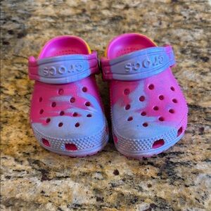 CROCS Kids Tie-Dye Clogs in Pink & Purple